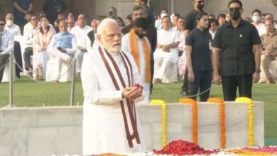 गांधी जयंती पर राजघाट पहुंचे प्रधानमंत्री मोदी, राष्ट्रपिता महात्मा गांधी को अर्पित की श्रद्धांजलि
