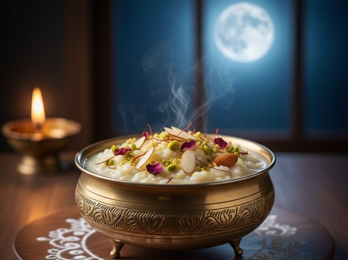 शरद पूर्णिमा आज: आज रात चंद्रमा की रोशनी में खीर रखने की परंपरा, देवी लक्ष्मी-विष्णु की पूजा से मिलता है विशेष फल