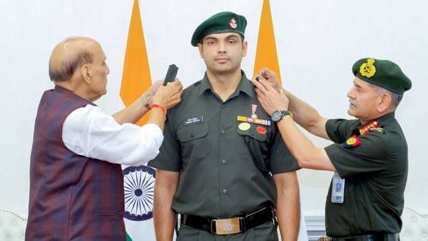नीरज चोपड़ा को लेफ्टिनेंट कर्नल की मानद रैंक मिली नीरज चोपड़ा को लेफ्टिनेंट कर्नल की मानद रैंक मिली