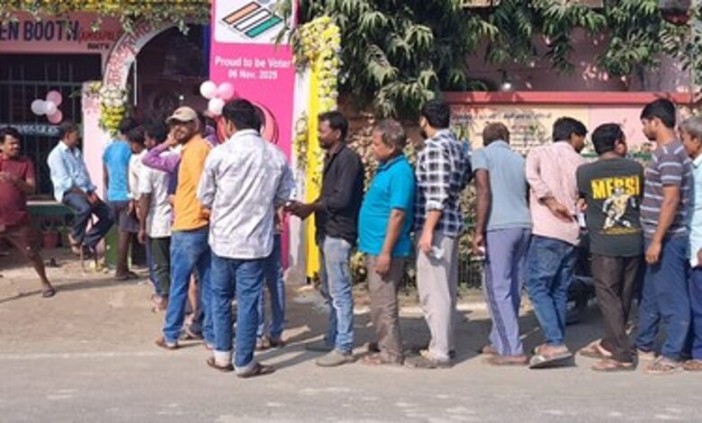 बिहार विधानसभा चुनाव 2025: अंतिम चरण में 122 सीटों पर मतदान शुरू, 3.7 करोड़ मतदाता करेंगे 1302 उम्मीदवारों की किस्मत का फैसला