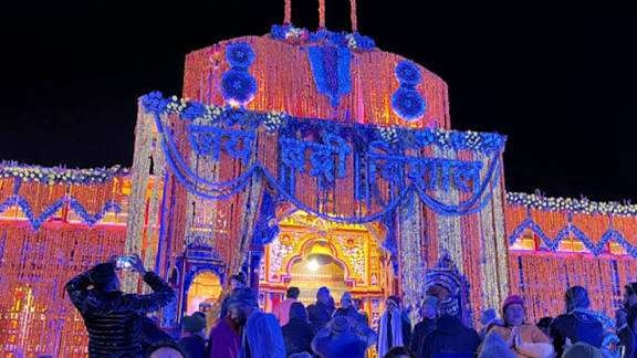 श्री बद्रीनाथ धाम के कपाट शीतकालीन विराम के लिए विधिवत बंद, हजारों श्रद्धालुओं ने किया आस्था का साक्षात्कार