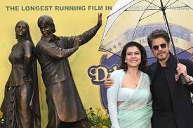DDLJ के 30 साल पूरे: शाहरुख–काजोल ने लंदन में किया ‘राज–सिमरन’ स्टैच्यू का भव्य अनावरण