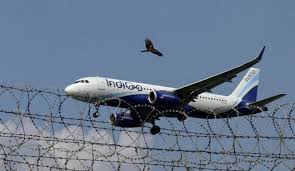 इंडिगो में बड़ी गड़बड़ी: पायलटों की कमी और खराब मौसम के कारण 100 से अधिक उड़ानें रद्द, यात्रियों की मुश्किलें बढ़ीं