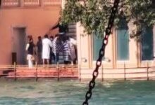 हरिद्वार में धर्मेंद्र की अस्थियों का भावपूर्ण विसर्जन, सनी–बॉबी सहित पूरा देओल परिवार रहा मौजूद हरिद्वार में धर्मेंद्र की अस्थियों का भावपूर्ण विसर्जन, सनी–बॉबी सहित पूरा देओल परिवार रहा मौजूद