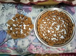 मकर संक्रांति पर कुमाऊं में घुघुतिया की धूम, बच्चों ने कौवों को दिया घुघुत का न्योता