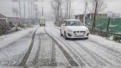 कश्मीर में भारी बर्फबारी से जनजीवन अस्त-व्यस्त, श्रीनगर-जम्मू राष्ट्रीय राजमार्ग तीसरे दिन भी बंद