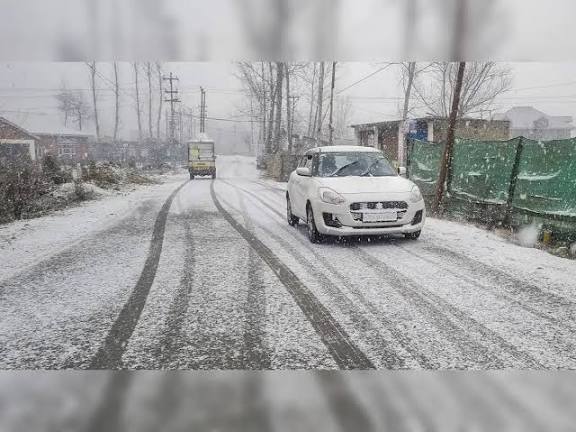 कश्मीर में भारी बर्फबारी से जनजीवन अस्त-व्यस्त, श्रीनगर-जम्मू राष्ट्रीय राजमार्ग तीसरे दिन भी बंद