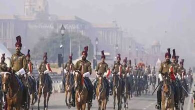77वां गणतंत्र दिवस: कर्तव्य पथ पर दिखी भारत की सैन्य शक्ति, राफेल-सुखोई की गर्जना से गूंजा आसमान