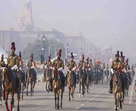 77वां गणतंत्र दिवस: कर्तव्य पथ पर दिखी भारत की सैन्य शक्ति, राफेल-सुखोई की गर्जना से गूंजा आसमान