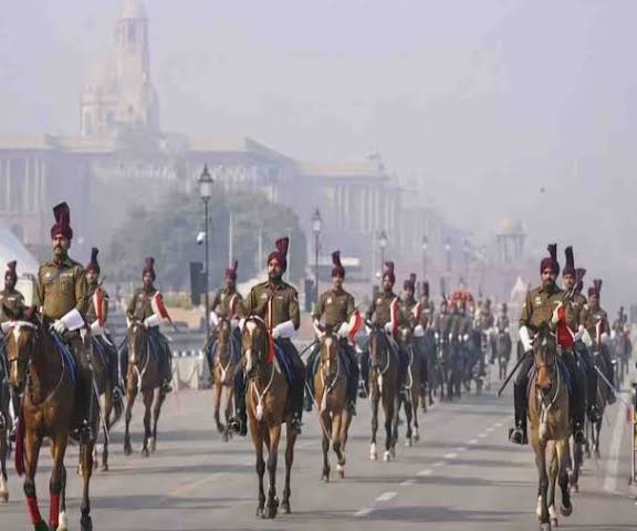 77वां गणतंत्र दिवस: कर्तव्य पथ पर दिखी भारत की सैन्य शक्ति, राफेल-सुखोई की गर्जना से गूंजा आसमान