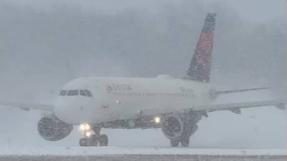 दुनिया भर की बड़ी खबरें: अमेरिका में विंटर स्टॉर्म से उड़ानें ठप, इंडिगो ने कई अंतरराष्ट्रीय फ्लाइट्स रद्द कीं, मार्क टली का निधन