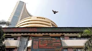 शेयर बाजार में जोरदार तेजी — Bombay Stock Exchange का सेंसेक्स 470 अंक उछला, National Stock Exchange of India का निफ्टी 25,500 के पार पहुंचा