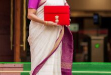 बैंगनी साड़ी में संसद पहुंचीं निर्मला सीतारमण, बजट पेश कर रचा इतिहास; टैक्स राहत से लेकर रेल और किसानों पर सबकी नजर