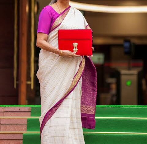 बैंगनी साड़ी में संसद पहुंचीं निर्मला सीतारमण, बजट पेश कर रचा इतिहास; टैक्स राहत से लेकर रेल और किसानों पर सबकी नजर बैंगनी साड़ी में संसद पहुंचीं निर्मला सीतारमण, बजट पेश कर रचा इतिहास; टैक्स राहत से लेकर रेल और किसानों पर सबकी नजर