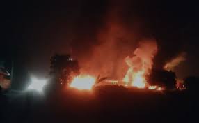 दिल्ली-एनसीआर में आग का कहर: नोएडा सेक्टर-4 की फैक्ट्री में भीषण आग, कई कर्मचारियों के फंसे होने की आशंका; दिल्ली के उत्तम नगर में 300-400 झुग्गियां जलकर खाक