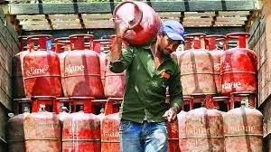 देश में कॉमर्शियल LPG का संकट गहराया: कई राज्यों में गैस सिलेंडर की सप्लाई ठप, होटल-रेस्टोरेंट कारोबार पर मंडराया खतरा; जमाखोरी रोकने के लिए सरकार ने लागू किया आवश्यक वस्तु अधिनियम