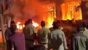 इंदौर में भीषण हादसा: EV शॉर्ट सर्किट से लगी आग, गैस सिलेंडर ब्लास्ट में 7 की मौत