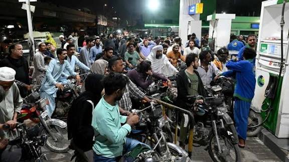 मिडिल ईस्ट तनाव का असर: श्रीलंका में पेट्रोल-डीजल की कीमतों में भारी उछाल, भारत में भी ईंधन और सीमेंट महंगाई की आशंका गहराई