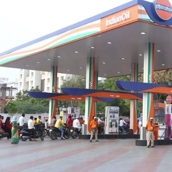 देश में पेट्रोल-डीजल की किल्लत की अफवाहें फैलते ही मची होड़, सरकार ने कहा—पर्याप्त स्टॉक मौजूद, घबराने की जरूरत नहीं