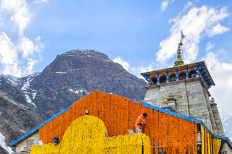 6 महीने बाद भक्तों के लिए खुले केदारनाथ धाम के कपाट, वैदिक मंत्रोच्चार के बीच पहली पूजा प्रधानमंत्री नरेंद्र मोदी के नाम से संपन्न