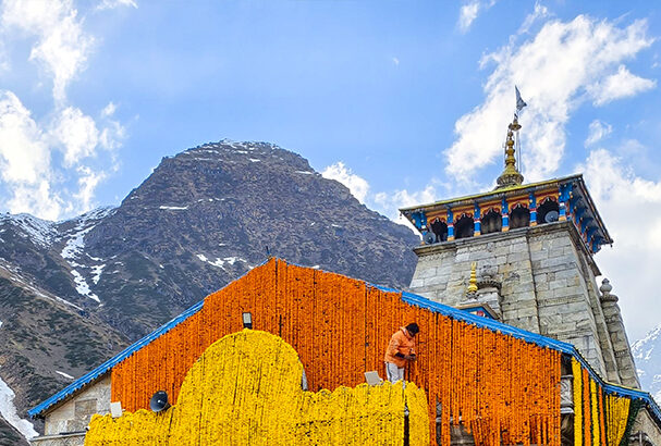 6 महीने बाद भक्तों के लिए खुले केदारनाथ धाम के कपाट, वैदिक मंत्रोच्चार के बीच पहली पूजा प्रधानमंत्री नरेंद्र मोदी के नाम से संपन्न