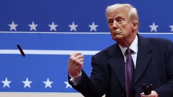 अमेरिका में बड़ा प्रशासनिक भूचाल: 24 घंटे में दो बड़े फैसले, Donald Trump ने अटॉर्नी जनरल को हटाया, आर्मी चीफ को भी किया गया तत्काल पदमुक्त