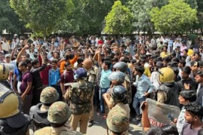 नोएडा में मजदूरों का उग्र प्रदर्शन जारी, वेतन वृद्धि के बावजूद हालात तनावपूर्ण