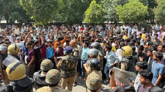 नोएडा में मजदूरों का उग्र प्रदर्शन जारी, वेतन वृद्धि के बावजूद हालात तनावपूर्ण