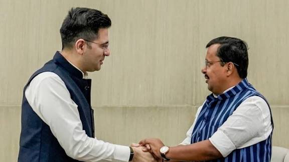 AAP में अब तक की सबसे बड़ी टूट: राघव चड्ढा समेत 7 राज्यसभा सांसदों ने छोड़ी पार्टी, BJP में हुए शामिल