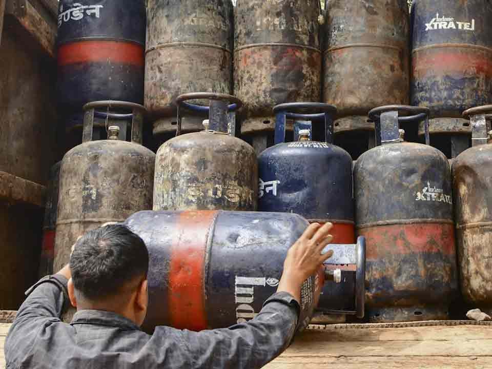 1 मई से महंगाई का असर: कमर्शियल LPG महंगा, ऑनलाइन गेमिंग के नए नियम लागू