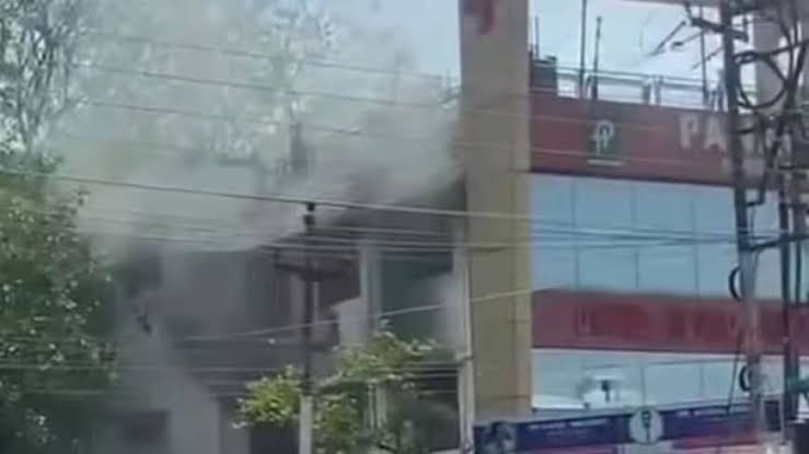 देहरादून के अस्पताल में भीषण आग, ICU में AC फटने से महिला की मौत, 16 घायल