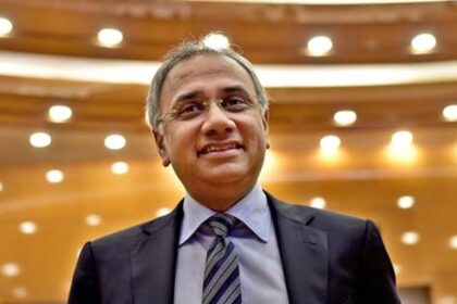 Infosys CEO की सैलरी में बढ़ोतरी, FY26 में मिला ₹82.6 करोड़ का पैकेज