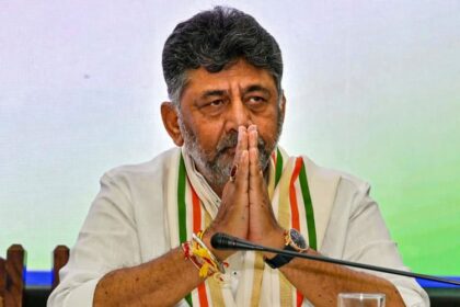 कर्नाटक में सत्ता परिवर्तन: डी.के. शिवकुमार बने 34वें मुख्यमंत्री, सिद्धारमैया को मिली कांग्रेस कार्यसमिति में बड़ी जिम्मेदारी