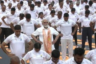 अंतरराष्ट्रीय योग दिवस 2026: ‘Yoga for Healthy Ageing’ थीम के साथ दुनियाभर में मनाया गया 12वां योग दिवस, कोलकाता में PM मोदी ने किया नेतृत्व