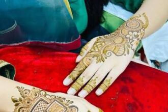 Karwa Chauth 2026: करवा चौथ पर गहरी रचेगी मेहंदी, जानें कितने दिन पहले लगवाना रहेगा सही